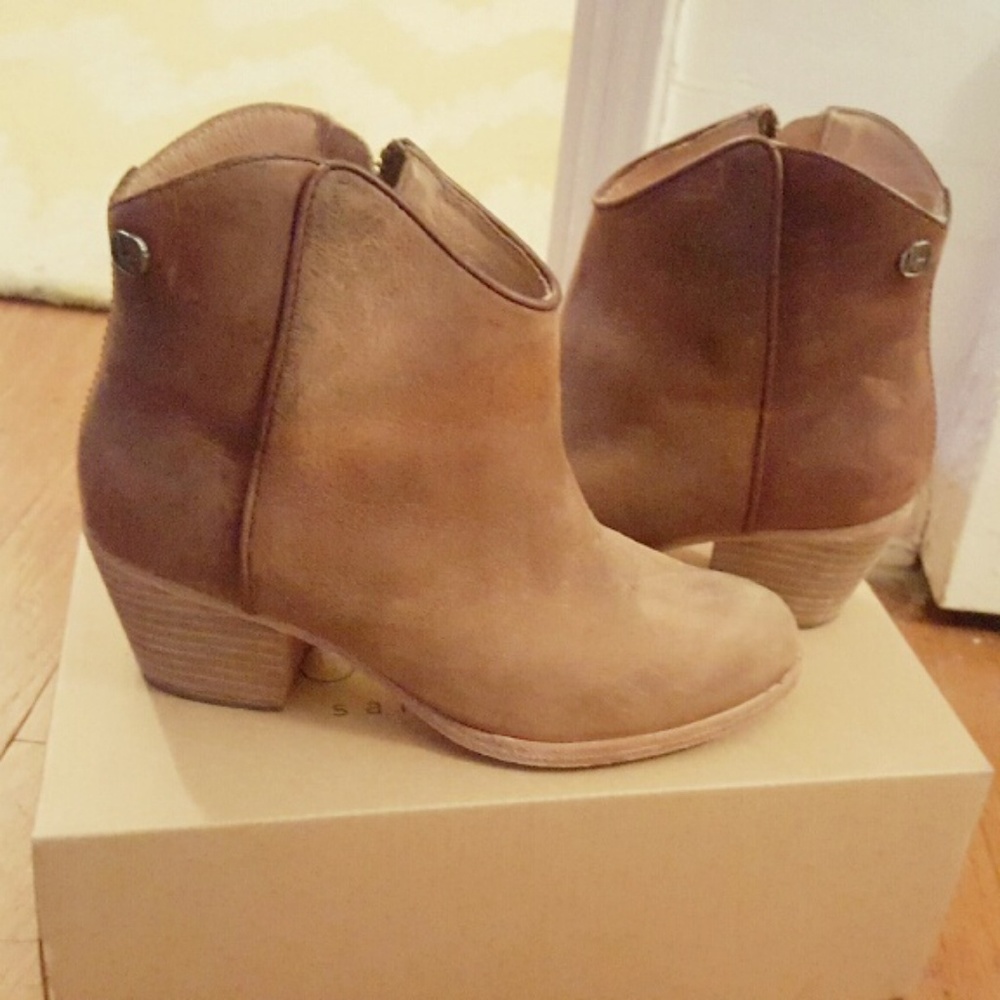 koolaburra • leather ankle boots booties